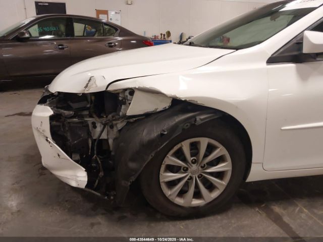 Toyota Camry Le Image 13