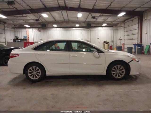 Toyota Camry Le Image 10