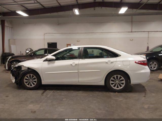 Toyota Camry Le Image 12