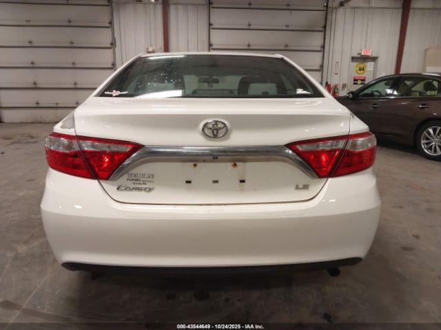 Toyota Camry Le Image 8