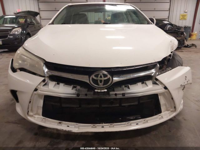 Toyota Camry Le Image 11