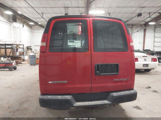 Chevrolet Express Image 16