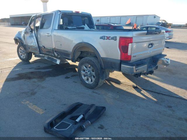 Ford F-350 Lariat Image 14