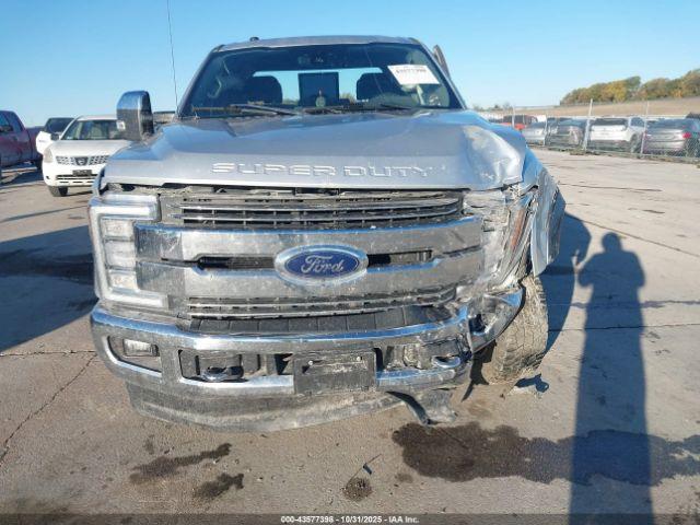 Ford F-350 Lariat Image 4