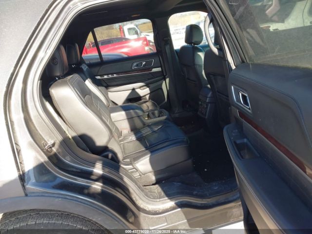 Ford Explorer Platinum Image 2