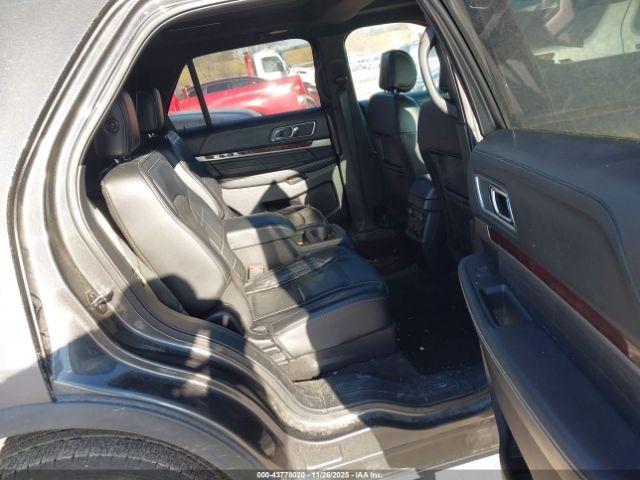 Ford Explorer Platinum Image 2