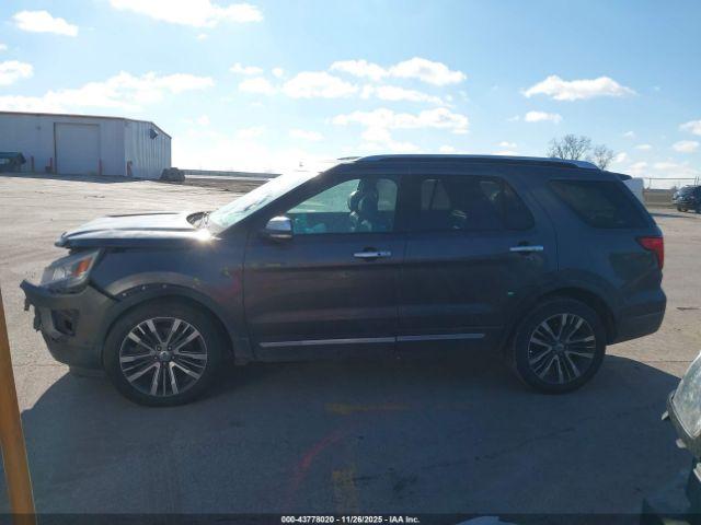 Ford Explorer Platinum Image 13