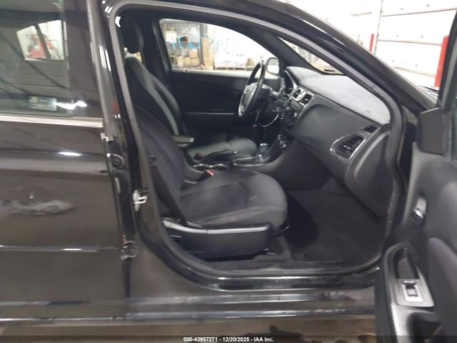 Chrysler 200 Touring Image 13