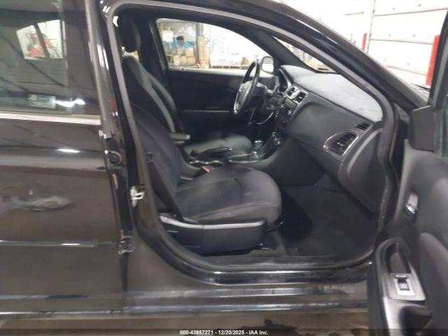 Chrysler 200 Touring Image 13