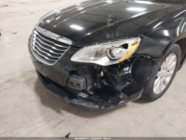 Chrysler 200 Touring Image 9