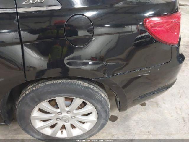 Chrysler 200 Touring Image 6