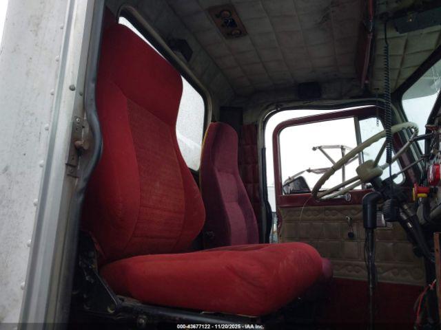 Peterbilt 359 Image 14