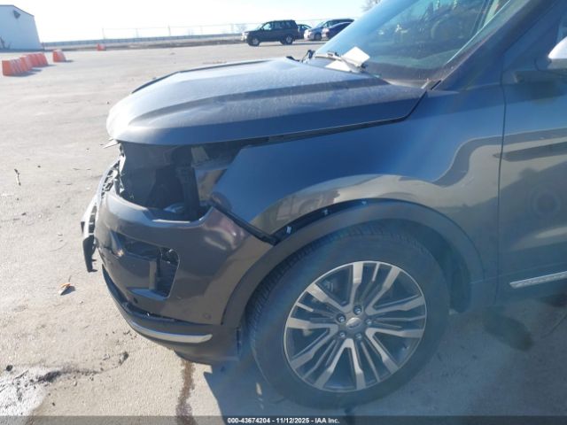 Ford Explorer Platinum Image 16