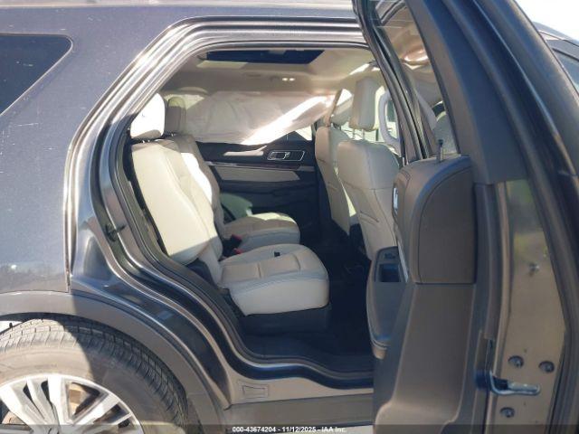 Ford Explorer Platinum Image 3