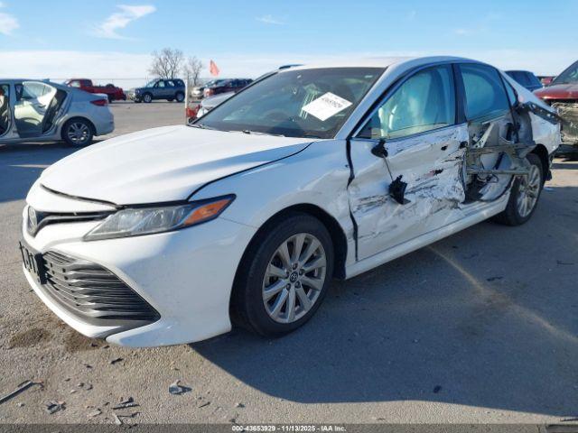 Toyota Camry Le Image 5