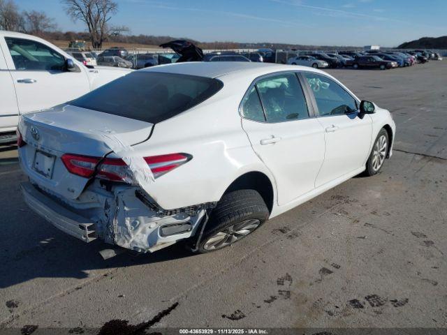 Toyota Camry Le Image 7
