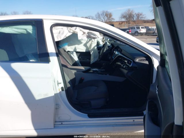 Toyota Camry Le Image 8