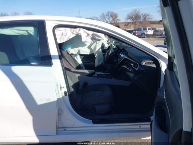 Toyota Camry Le Image 8