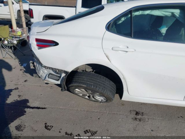 Toyota Camry Le Image 9