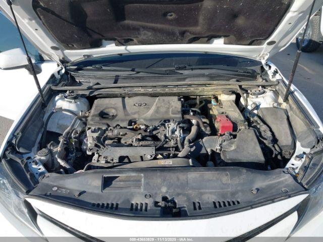 Toyota Camry Le Image 4