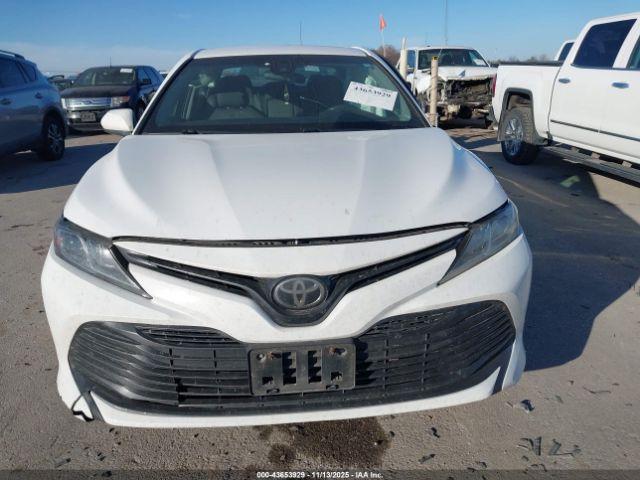 Toyota Camry Le Image 10