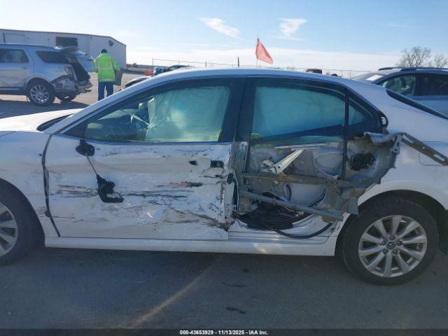 Toyota Camry Le Image 3