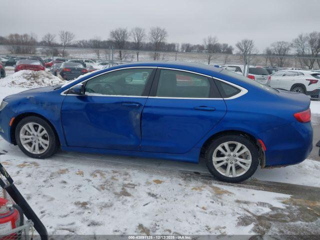 Chrysler 200 Limited Image 12