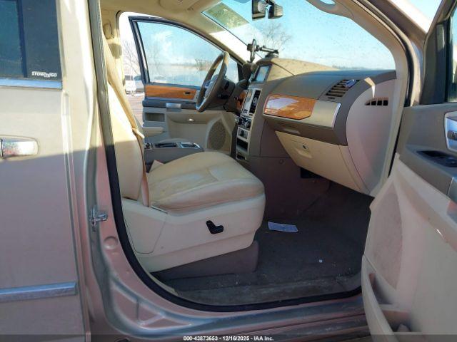 Chrysler Town & Country Limited Image 11