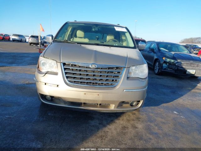 Chrysler Town & Country Limited Image 10