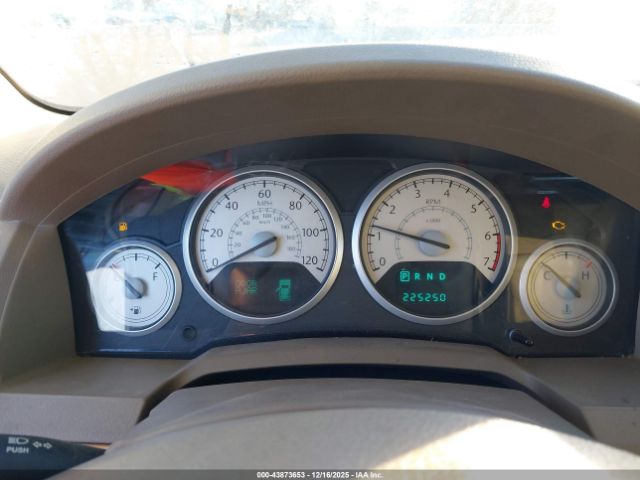 Chrysler Town & Country Limited Image 8