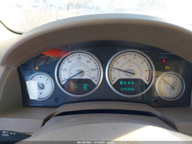 Chrysler Town & Country Limited Image 8