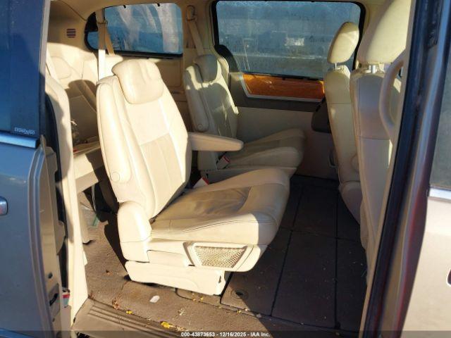 Chrysler Town & Country Limited Image 7