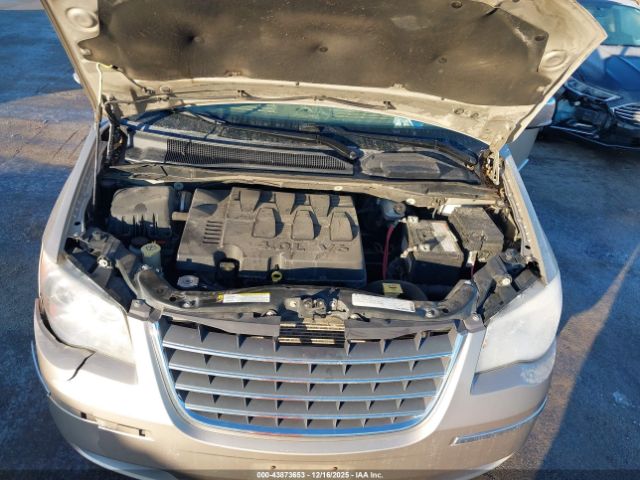 Chrysler Town & Country Limited Image 2