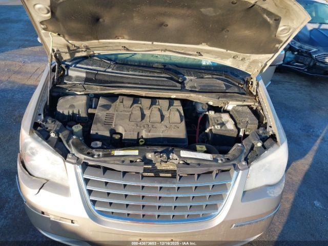 Chrysler Town & Country Limited Image 2