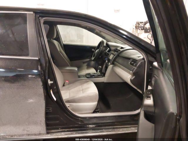 Toyota Camry Le Image 8