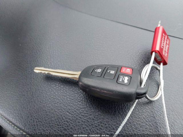 Toyota Camry Le Image 11