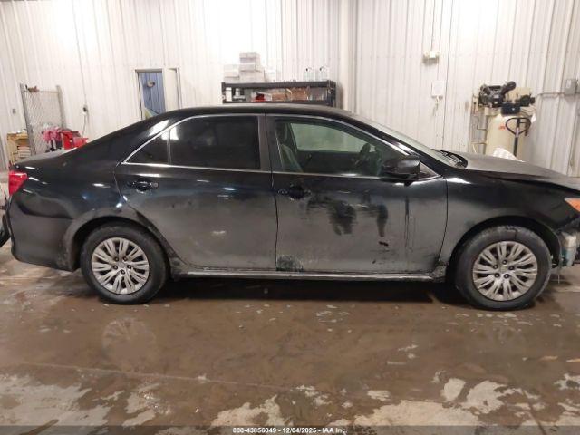 Toyota Camry Le Image 9