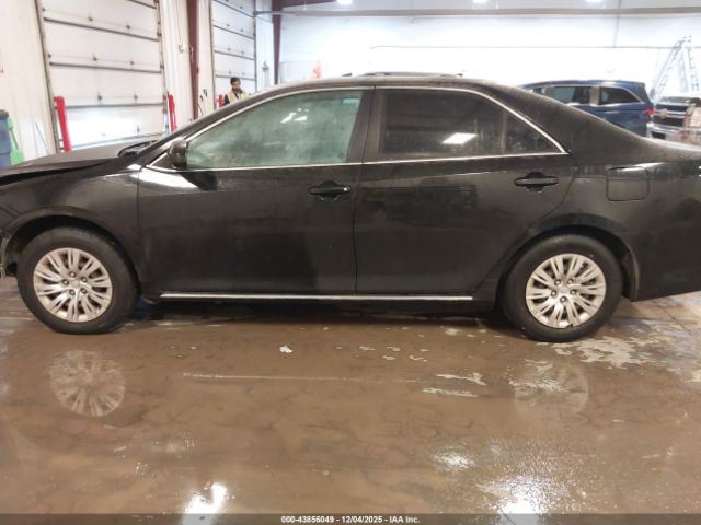 Toyota Camry Le Image 12