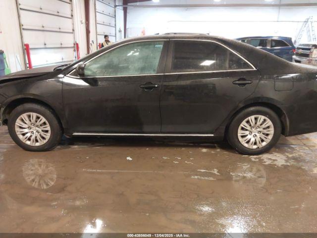 Toyota Camry Le Image 12