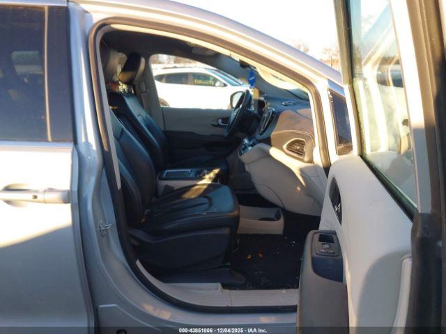 Chrysler Pacifica Touring L Awd Image 13