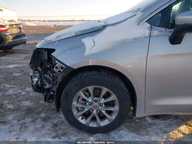 Chrysler Pacifica Touring L Awd Image 2