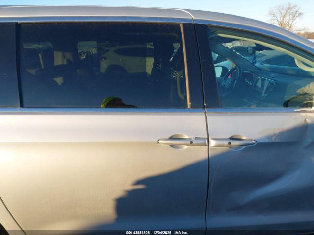 Chrysler Pacifica Touring L Awd Image 15