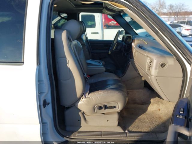 GMC Yukon Denali Image 14