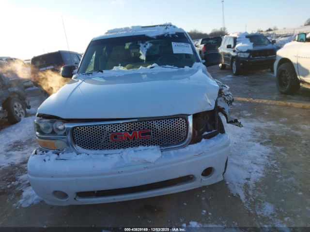 GMC Yukon Denali Image 9