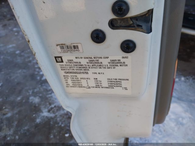 GMC Yukon Denali Image 8