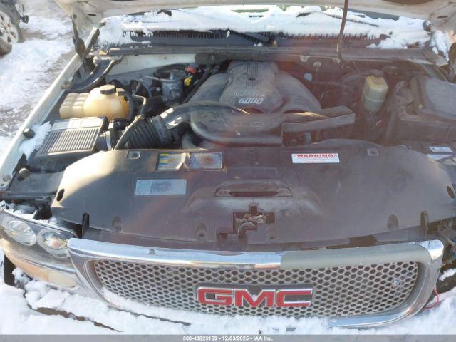 GMC Yukon Denali Image 2