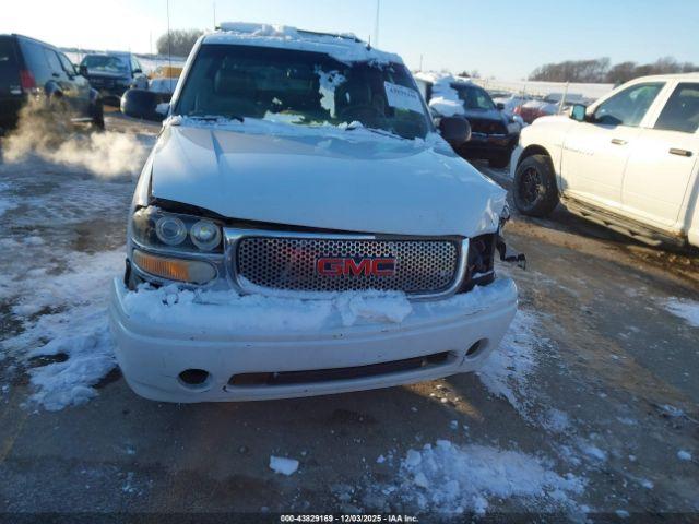 GMC Yukon Denali Image 13