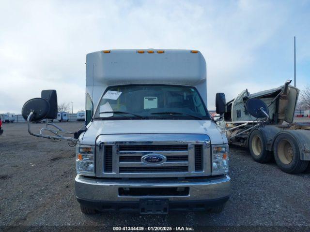 Ford E-450 Image 3